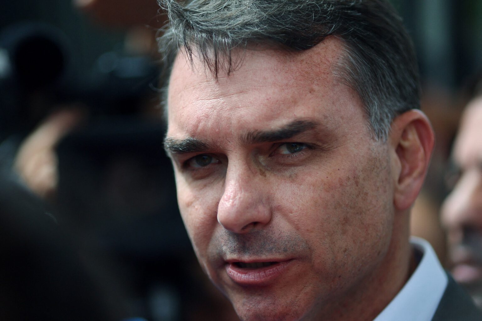 Flávio Bolsonaro Critica Postura de Lula sobre Ataques ao Irã: 'Inaceitável'