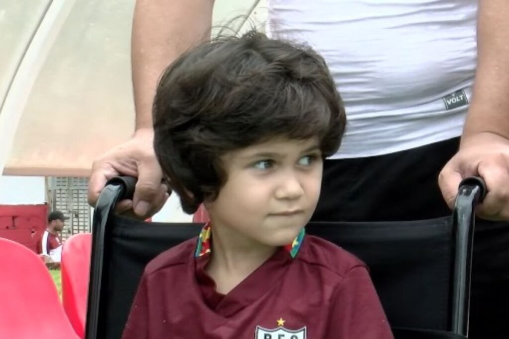 Menino Sobrevive a Queda de 10º Andar e Visita Clube do Coração