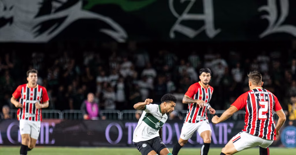 São Paulo vence Coritiba e mantém invencibilidade no Brasileirão