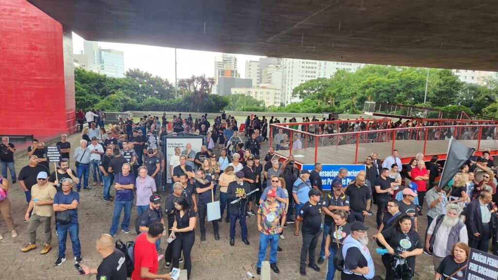 Sindicatos de Policiais Protestam contra Falta de Aumento e Gritam ‘Fora Tarcísio’ Sindicatos de Policiais Protestam contra Falta de Aumento e Gritam 'Fora Tarcísio'