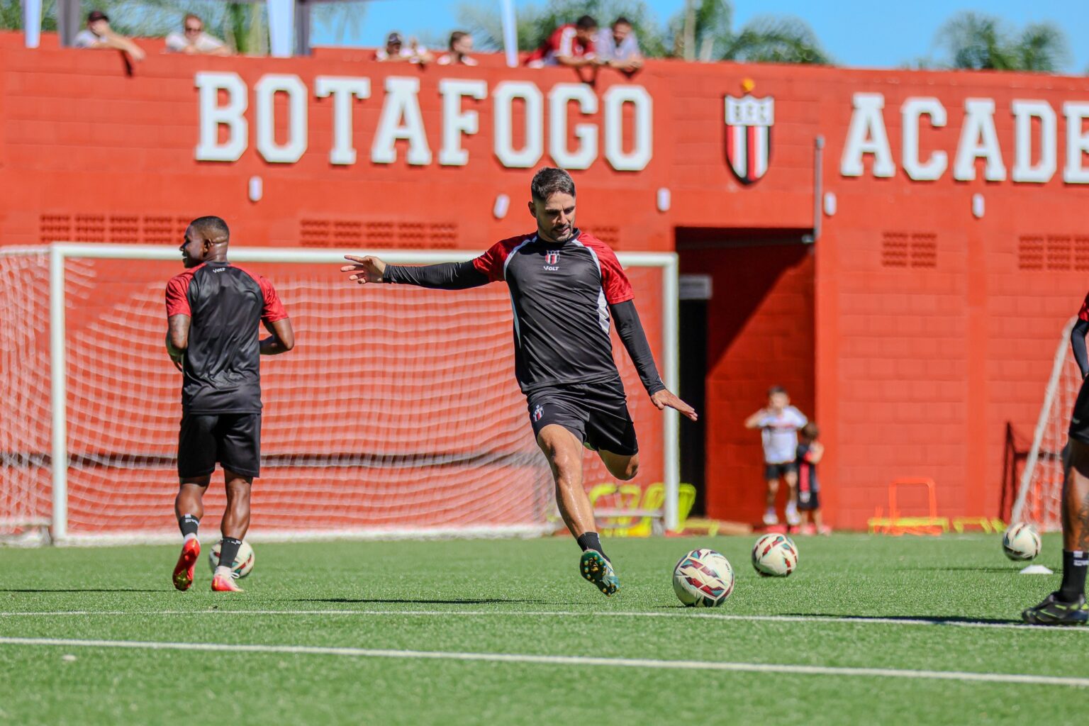 Botafogo-SP Intensifica Treinos em Campo Sintético para Enfrentar o América-MG