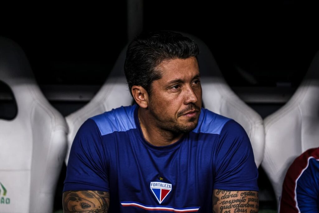 Carpini Defende Grupo do Fortaleza Após Goleada: “Esse Elenco Tem Vergonha na Cara” Carpini Defende Grupo do Fortaleza Após Goleada: "Esse Elenco Tem Vergonha na Cara"