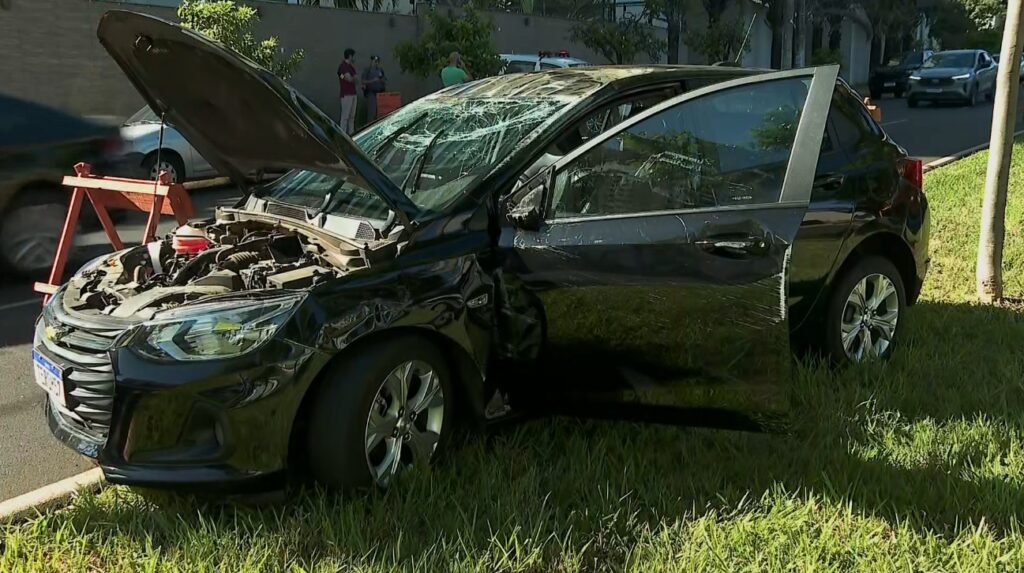 Mulher Fica Ferida Após Capotagem de Carro em Ribeirão Preto, SP Mulher Fica Ferida Após Capotagem de Carro em Ribeirão Preto, SP