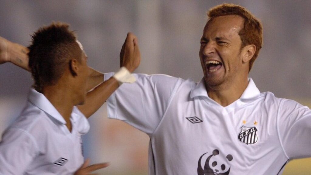 Zé Love, ex-companheiro de Neymar no Santos, assina com time aos 38 anos