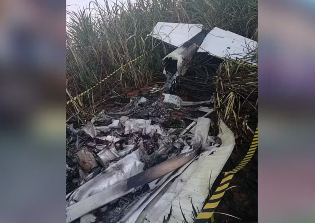 Avião Monomotor Cai em São Paulo e Piloto é Encontrado Carbonizado Avião Monomotor Cai em São Paulo e Piloto é Encontrado Carbonizado