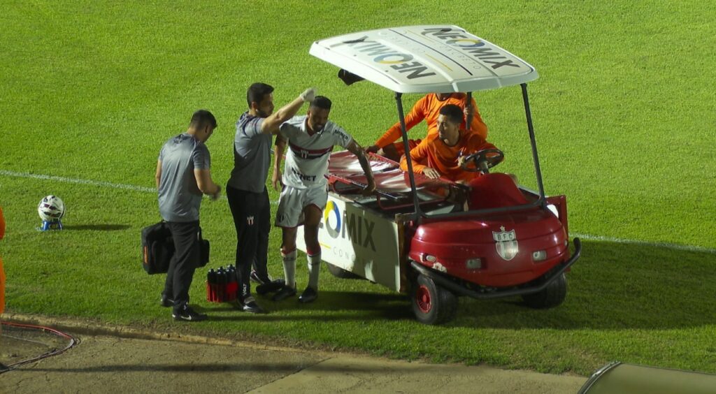 Lesão de Jonathan gera dilema no Botafogo-SP para a lateral-direita