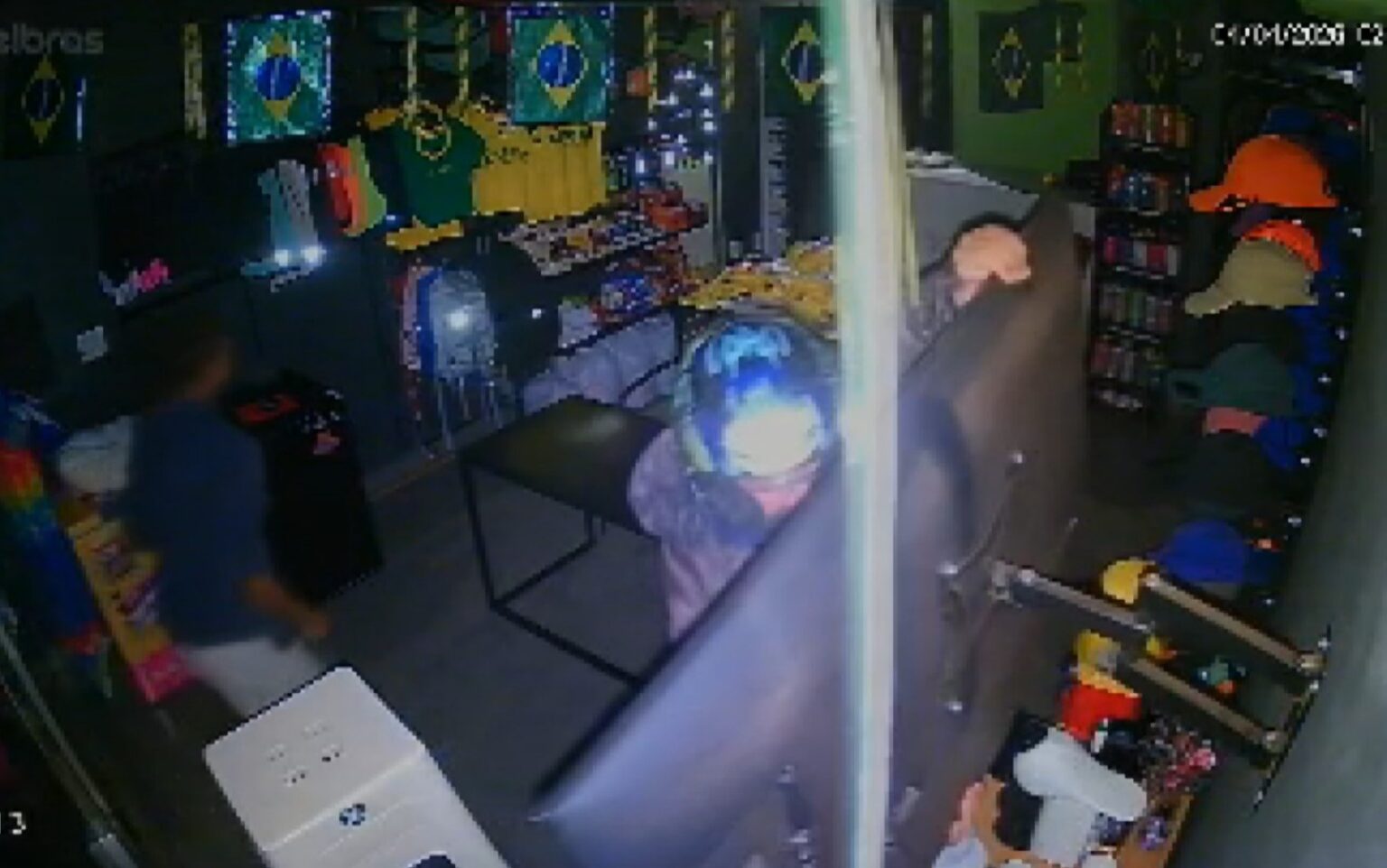 Quadrilha Furta Loja Esportiva em Ribeirão Preto e Causa Prejuízo de R$ 60 Mil Quadrilha Furta Loja Esportiva em Ribeirão Preto e Causa Prejuízo de R$ 60 Mil