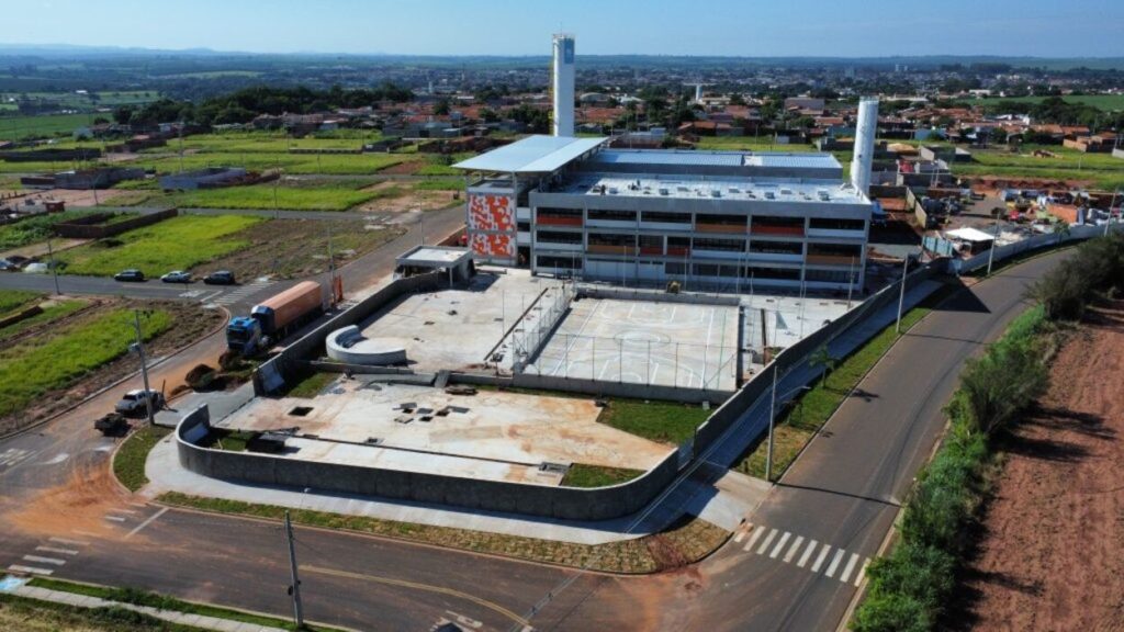 Tarcísio Inaugura Primeira Escola Privada no Interior de SP: 'Desafios e Críticas'