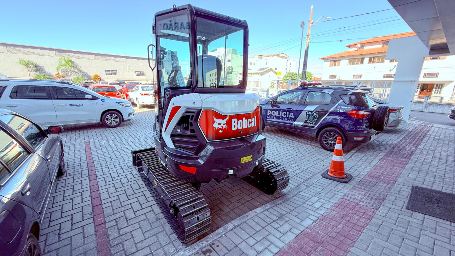 Educação em Tubarão: Investimento em Miniescavadeira Fortalece Manutenção de 44 Escolas