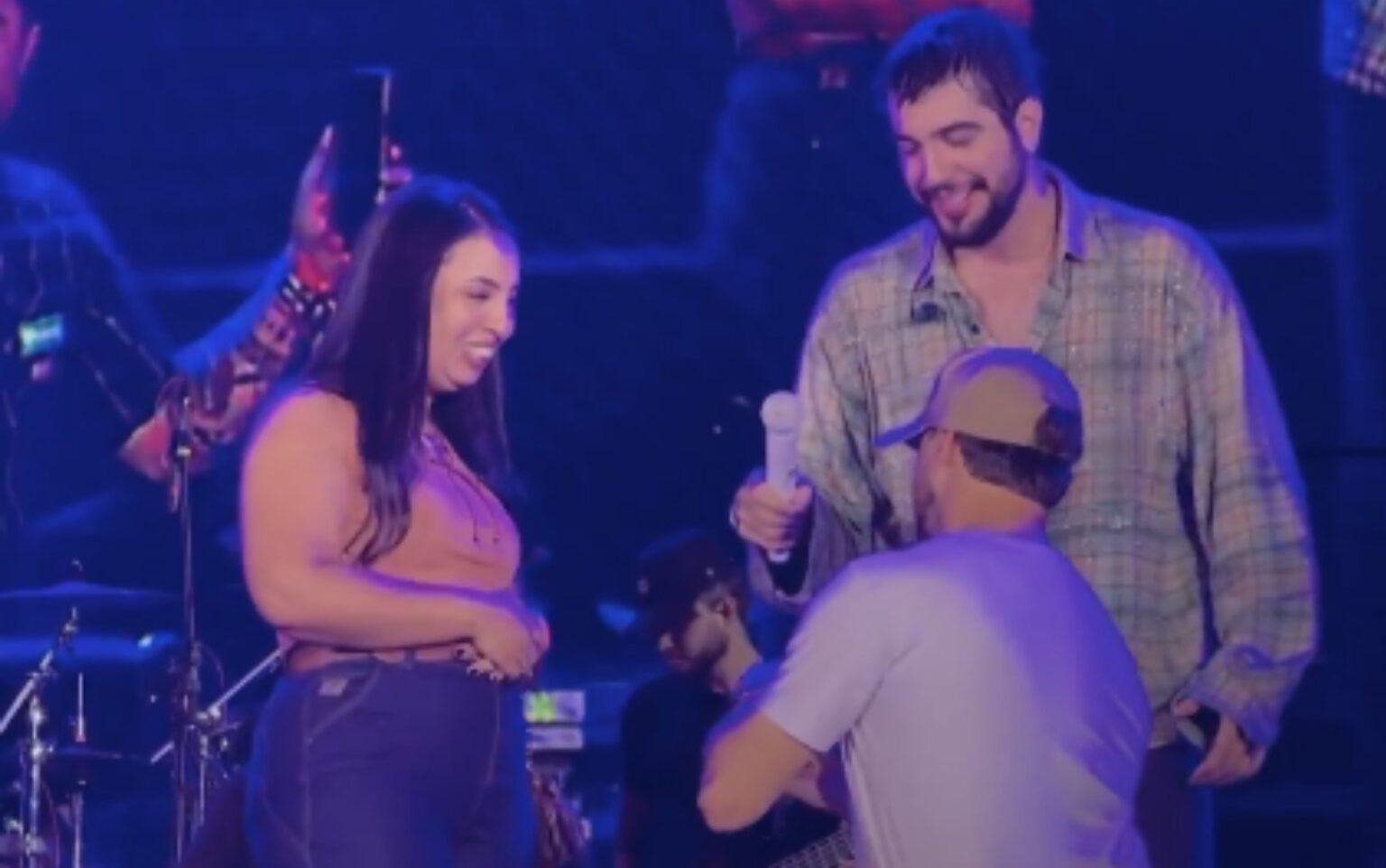 Empresário Surpreende Namorada com Pedido de Casamento em Palco de Festival Sertanejo