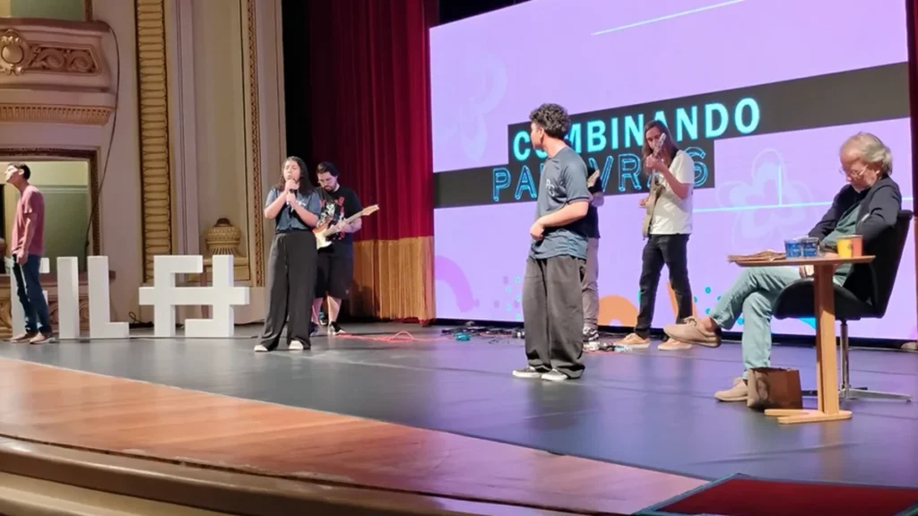 Mia Couto prestigia apresentações artísticas de estudantes na Feira do Livro de Ribeirão Preto