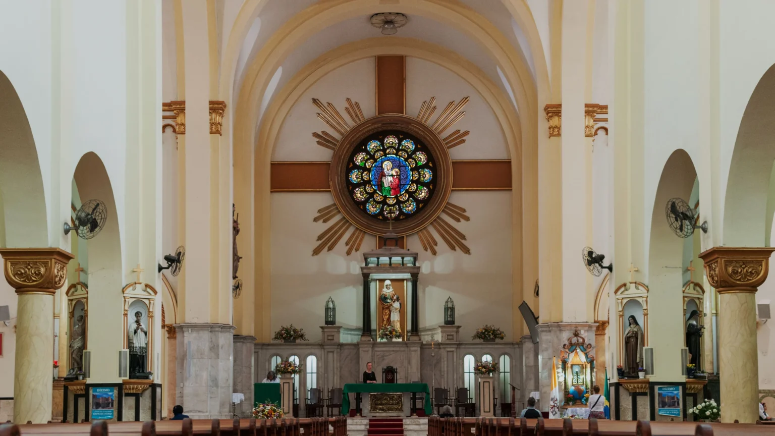 ALLUZ transforma a Basílica Sant'Ana em espetáculo imersivo sobre a relação da humanidade com a luz