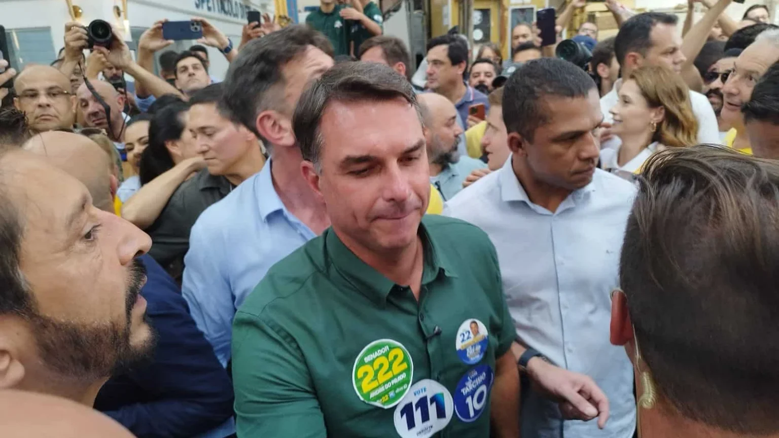 Flávio Bolsonaro enfrenta manifestação a favor de Lula no Mercadão de São Paulo