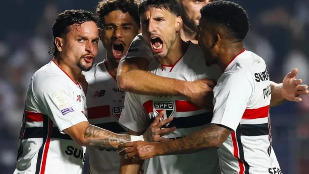 São Paulo vence Internacional e mantém rival na zona de rebaixamento do Brasileirão