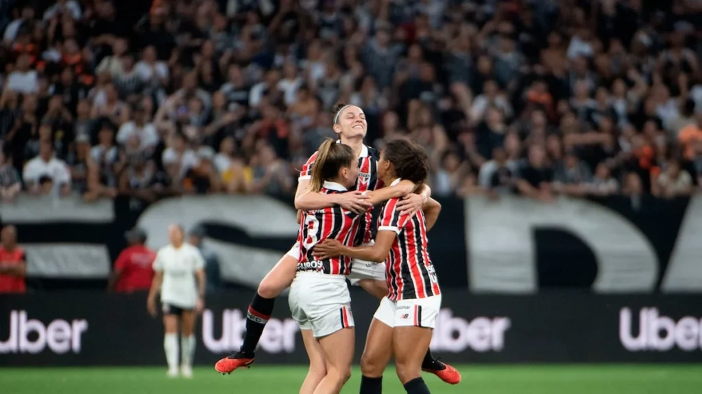 São Paulo vira sobre Corinthians na 1ª final do Brasileiro Feminino com emoção e estratégia