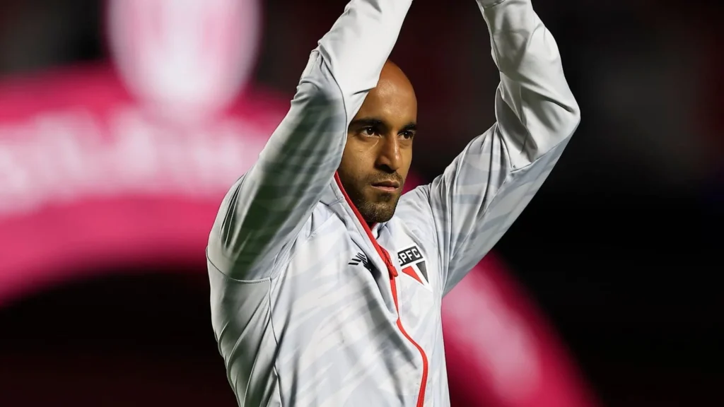 Lucas Moura se destaca e pressiona futuros dirigentes do São Paulo Lucas Moura se destaca e pressiona futuros dirigentes do São Paulo