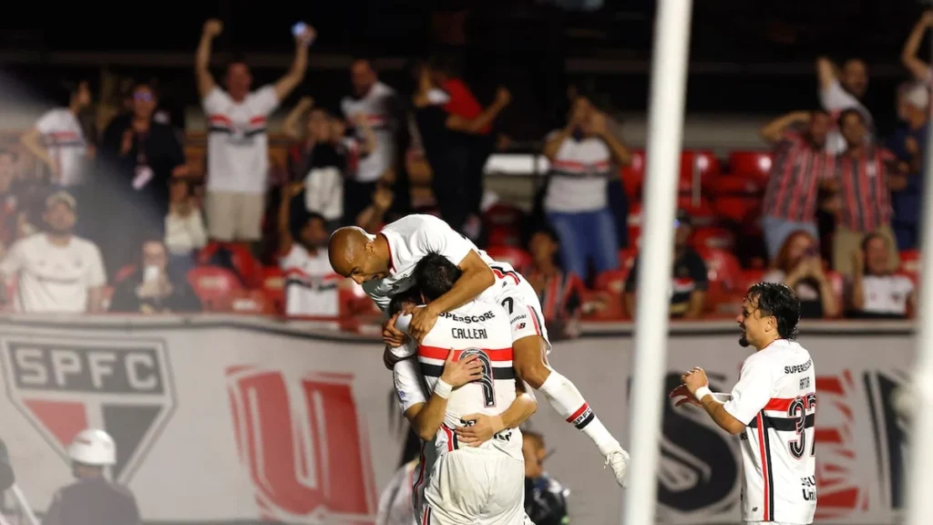 Lucas Moura volta e São Paulo vence Vitória com dois gols de Calleri no Morumbi