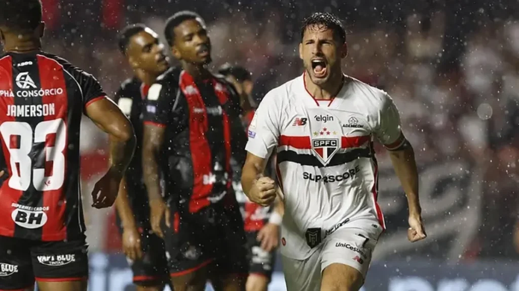 São Paulo supera Vitória e afasta risco de rebaixamento com vitória no Morumbi São Paulo supera Vitória e afasta risco de rebaixamento com vitória no Morumbi