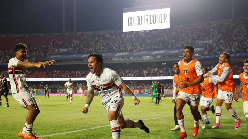 São Paulo vence Vasco com gol de Artur e mantém sonho da Libertadores