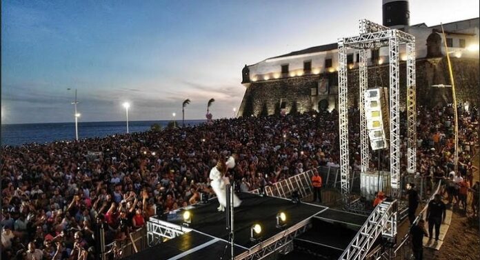 Bahia se Destaca no Turismo de Fim de Ano: Atrações e Famosos no Estado Bahia se Destaca no Turismo de Fim de Ano: Atrações e Famosos no Estado