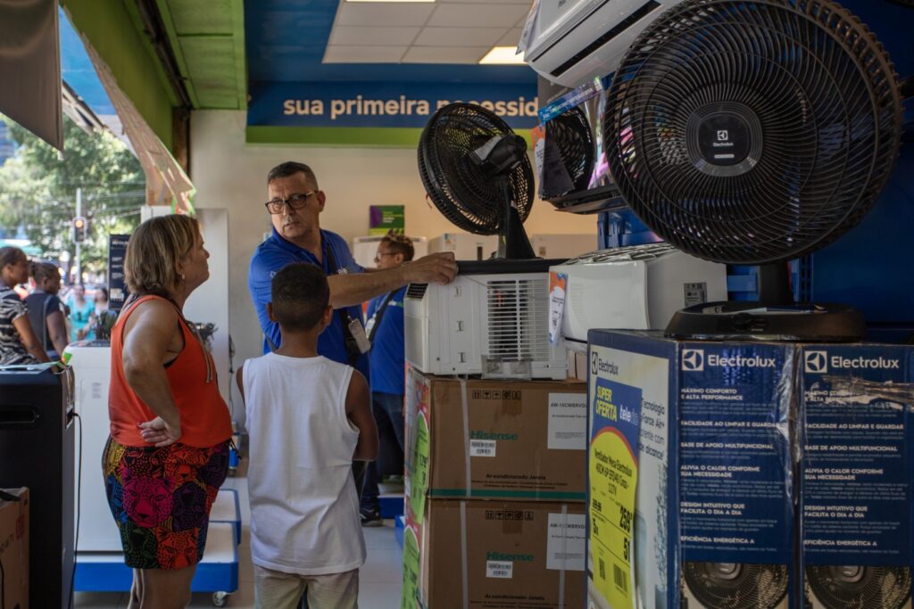 Calor Intenso Aumenta Vendas de Ventiladores e Ar-Condicionados em Todo o Brasil Calor Intenso Aumenta Vendas de Ventiladores e Ar-Condicionados em Todo o Brasil