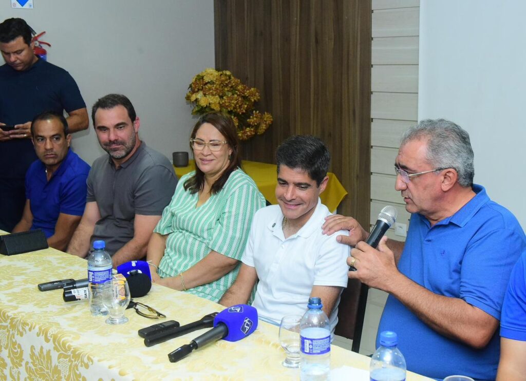 ACM Neto Recebe Apoio de Isaac Carvalho e Aponta Esperança para a Bahia ACM Neto Recebe Apoio de Isaac Carvalho e Aponta Esperança para a Bahia