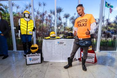 Governo da Bahia Entrega Kits de Segurança a Motofretistas e Mototaxistas: Um Avanço para a Categori