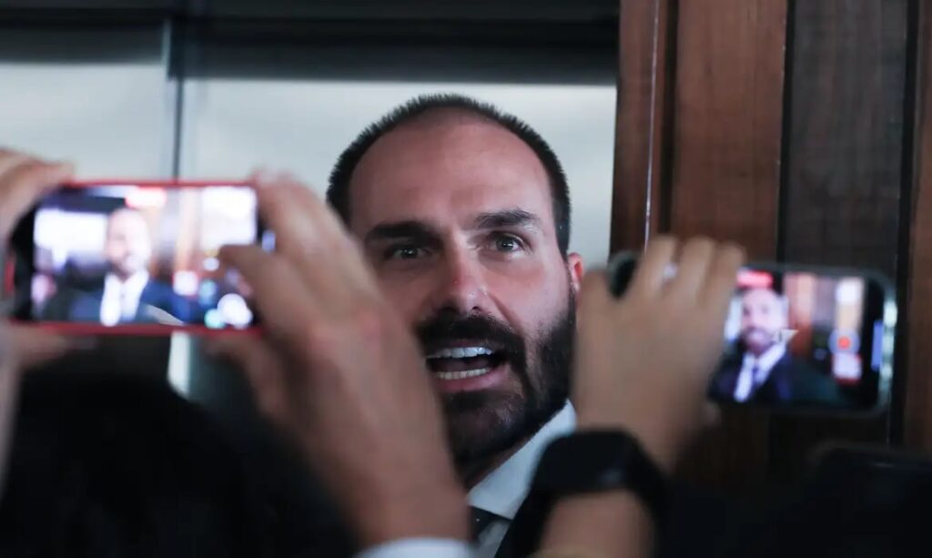 Moraes Remove Filho de Bolsonaro da Lista de Visitantes Autorizados