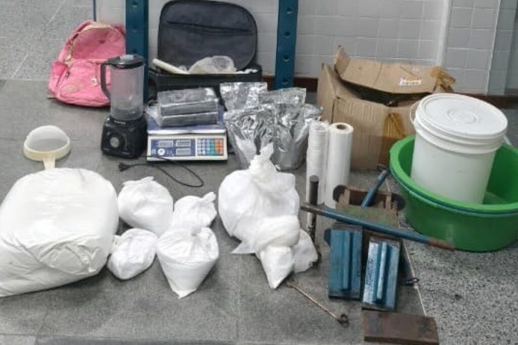 Polícia Militar desmantela laboratório de drogas e apreende mais de 40 kg de cocaína na Bahia Polícia Militar desmantela laboratório de drogas e apreende mais de 40 kg de cocaína na Bahia