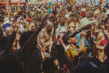 Banho de Mar à Fantasia: Tradição Pré-Carnavalesca se Renova em Salvador Banho de Mar à Fantasia: Tradição Pré-Carnavalesca se Renova em Salvador