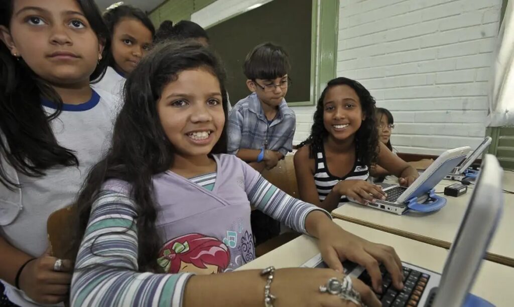 Conectividade nas Escolas Públicas: Acesso à Internet Chega a 70% Conectividade nas Escolas Públicas: Acesso à Internet Chega a 70%