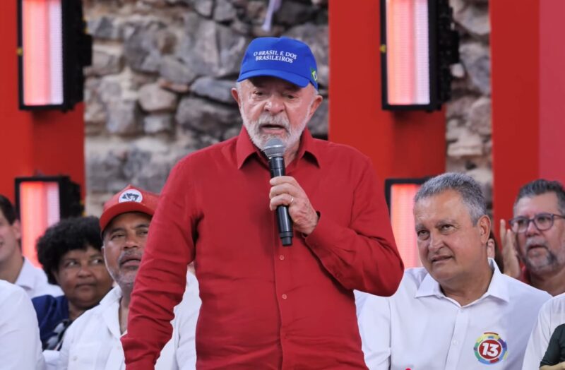 Lula Critica Política Atual e Cobra Renovações no PT durante Aniversário da Sigla