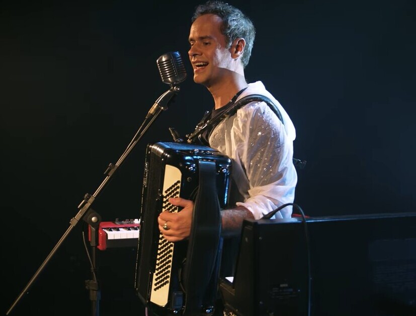 Marcelo Jeneci Brilha em Show Intimista em Salvador - Emoção e Música