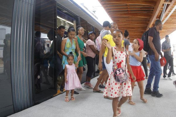 Moradores do Subúrbio Realizam Viagem-Teste do VLT em Salvador