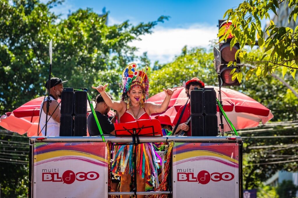 Multibloco Celebra a Bahia em Desfile na Praia de Piratininga Multibloco Celebra a Bahia em Desfile na Praia de Piratininga