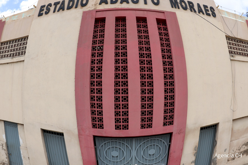 Torre de Iluminação Cai no Estádio Adauto Moraes Após Ventos Fortes em Juazeiro