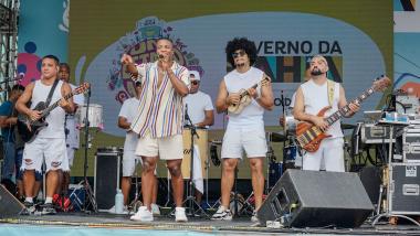 Uel Embala o Pelourinho com Samba e Energia na Segunda de Carnaval