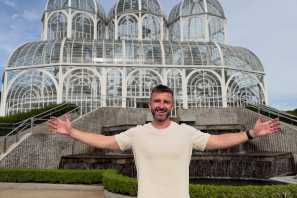 Britânico Encanta Redes Sociais ao Explorar Turismo e Gastronomia de Curitiba