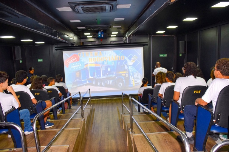 Carreta do Cinema Rodoviário Impacta Mais de 2.500 Pessoas na Bahia