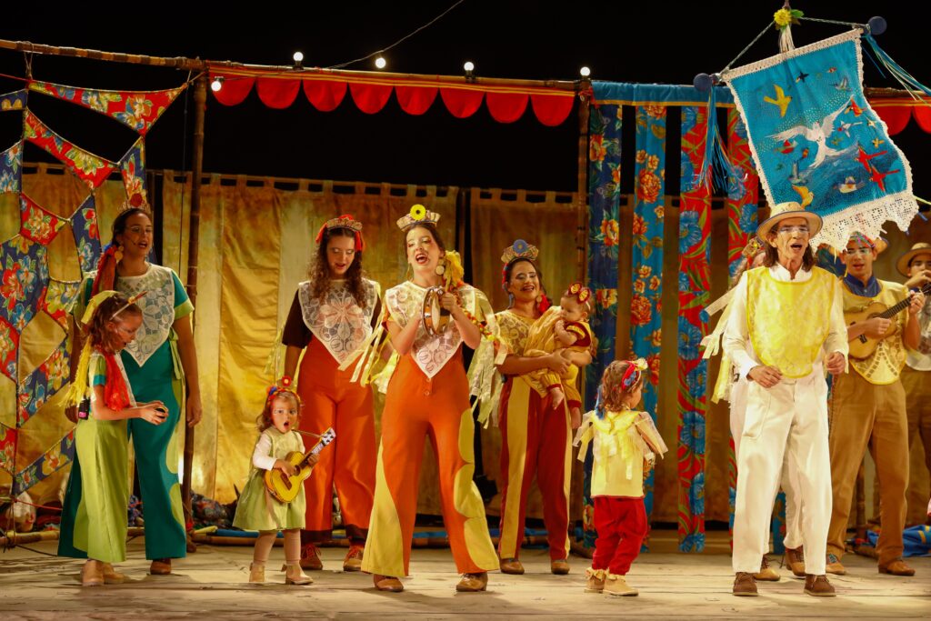 Carroça de Mamulengos: 50 Anos de Tradição e Cultura no Festival de Curitiba Carroça de Mamulengos: 50 Anos de Tradição e Cultura no Festival de Curitiba