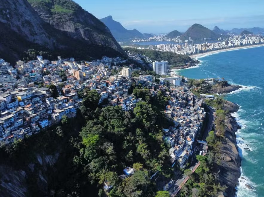 Traficantes do Vidigal: Fuga de Criminosos antes da Operação da PM Levanta Preocupações Traficantes do Vidigal: Fuga de Criminosos antes da Operação da PM Levanta Preocupações