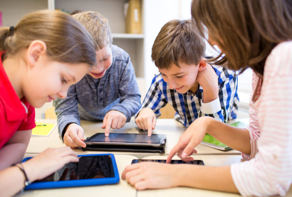 Minecraft e Roblox: Como Jogos Eletrônicos Estão Transformando a Educação nas Escolas