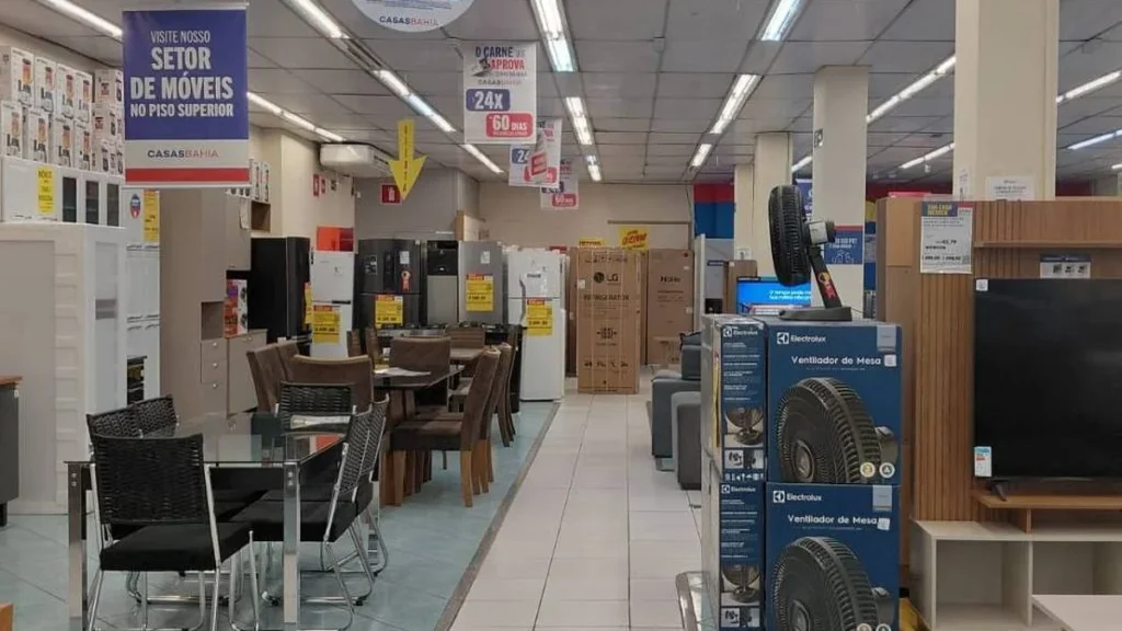 Casas Bahia reduz quadro em quase 12 mil funcionários para readequar operação Casas Bahia reduz quadro em quase 12 mil funcionários para readequar operação