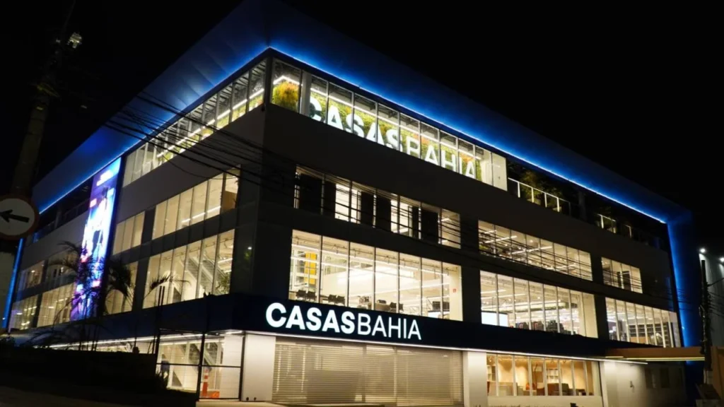Casas Bahia enfrenta crise histórica com fechamento de quase 30% das lojas