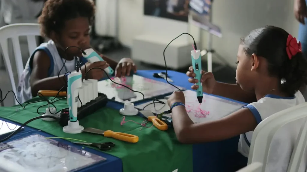Estudantes de Salvador exploram tecnologia e games em projeto educacional inovador