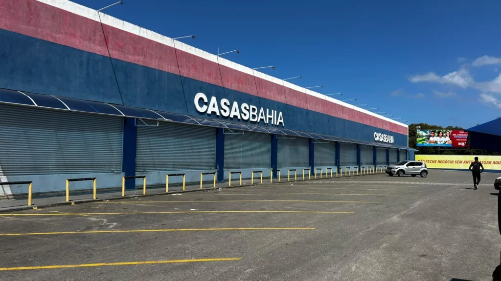 Casas Bahia fecha 12 lojas em Salvador sem aviso e amplia reestruturação nacional Casas Bahia fecha 12 lojas em Salvador sem aviso e amplia reestruturação nacional
