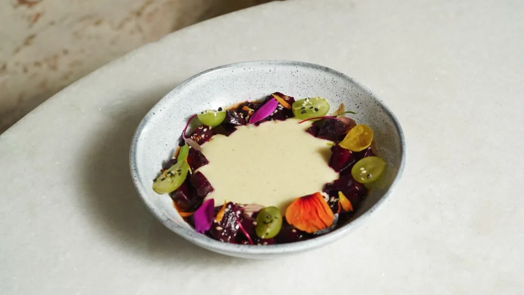 UNE Cozinha combina sabores da Bahia e Ásia em nova temporada com arte visual
