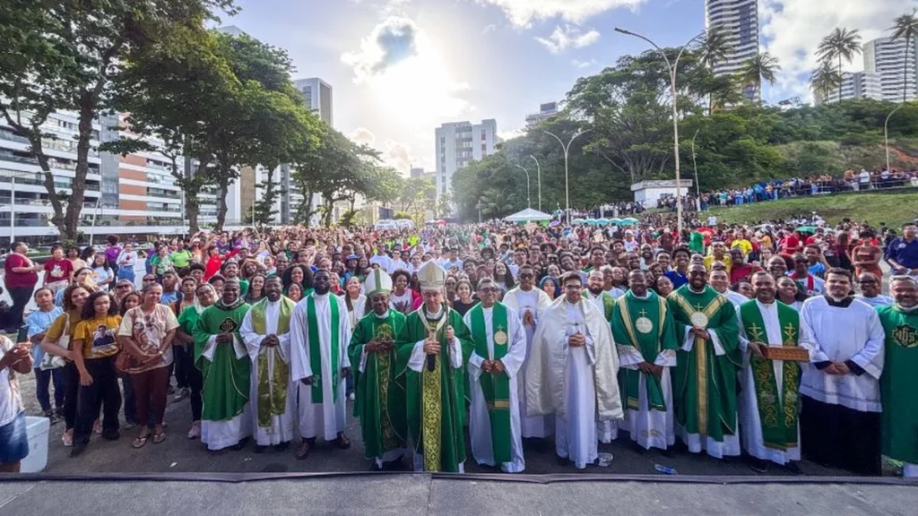 Milhares de Jovens Celebram o Dia Nacional da Juventude em São Salvador da Bahia