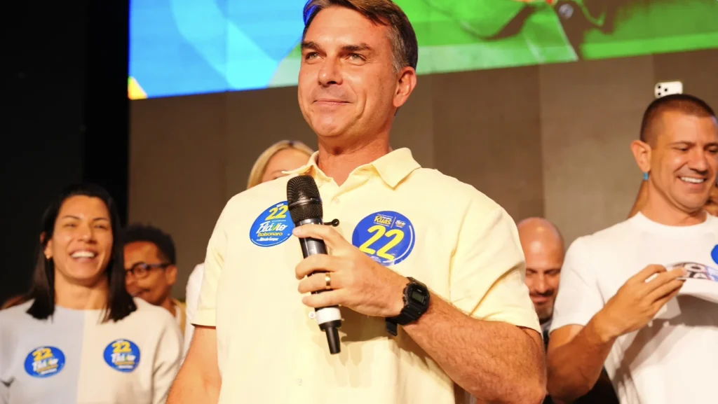 Câmara de Salvador aprova mudança de sede para homenagear Flávio Bolsonaro no Farol da Barra Câmara de Salvador aprova mudança de sede para homenagear Flávio Bolsonaro no Farol da Barra