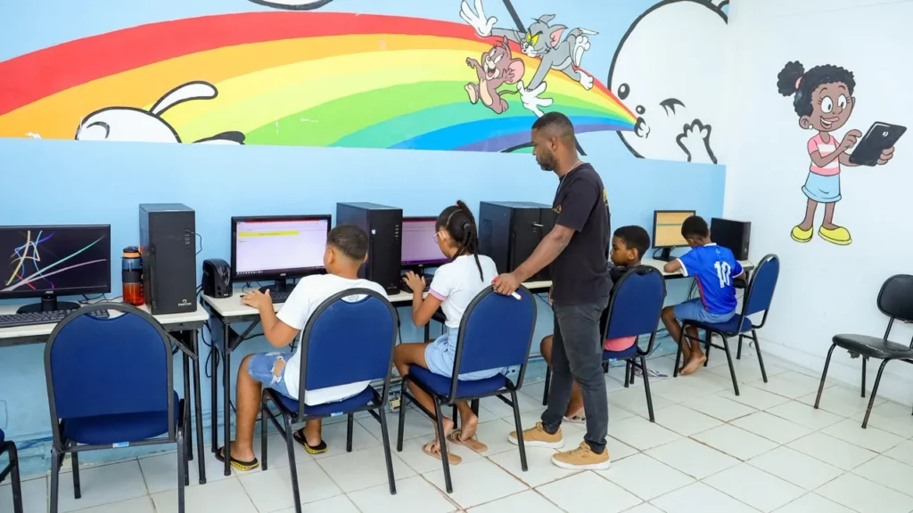 Empresas de tecnologia impulsionam inclusão digital no Bairro da Paz, em Salvador